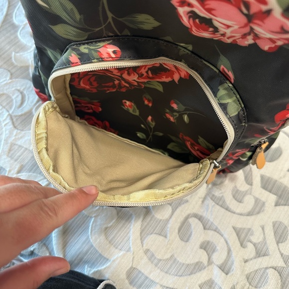 Black floral regular size back pack - Picture 4 of 7